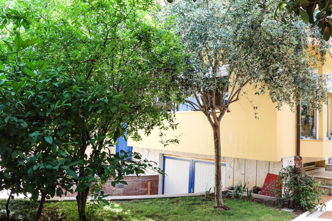 Blue Door Hostel Tirana Buitenkant foto