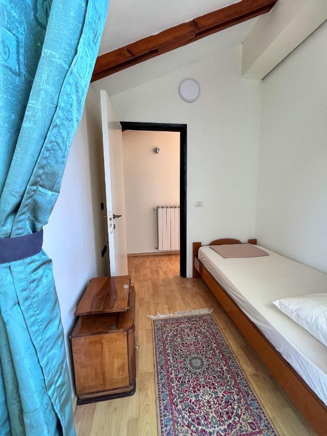 Blue Door Hostel Tirana Buitenkant foto