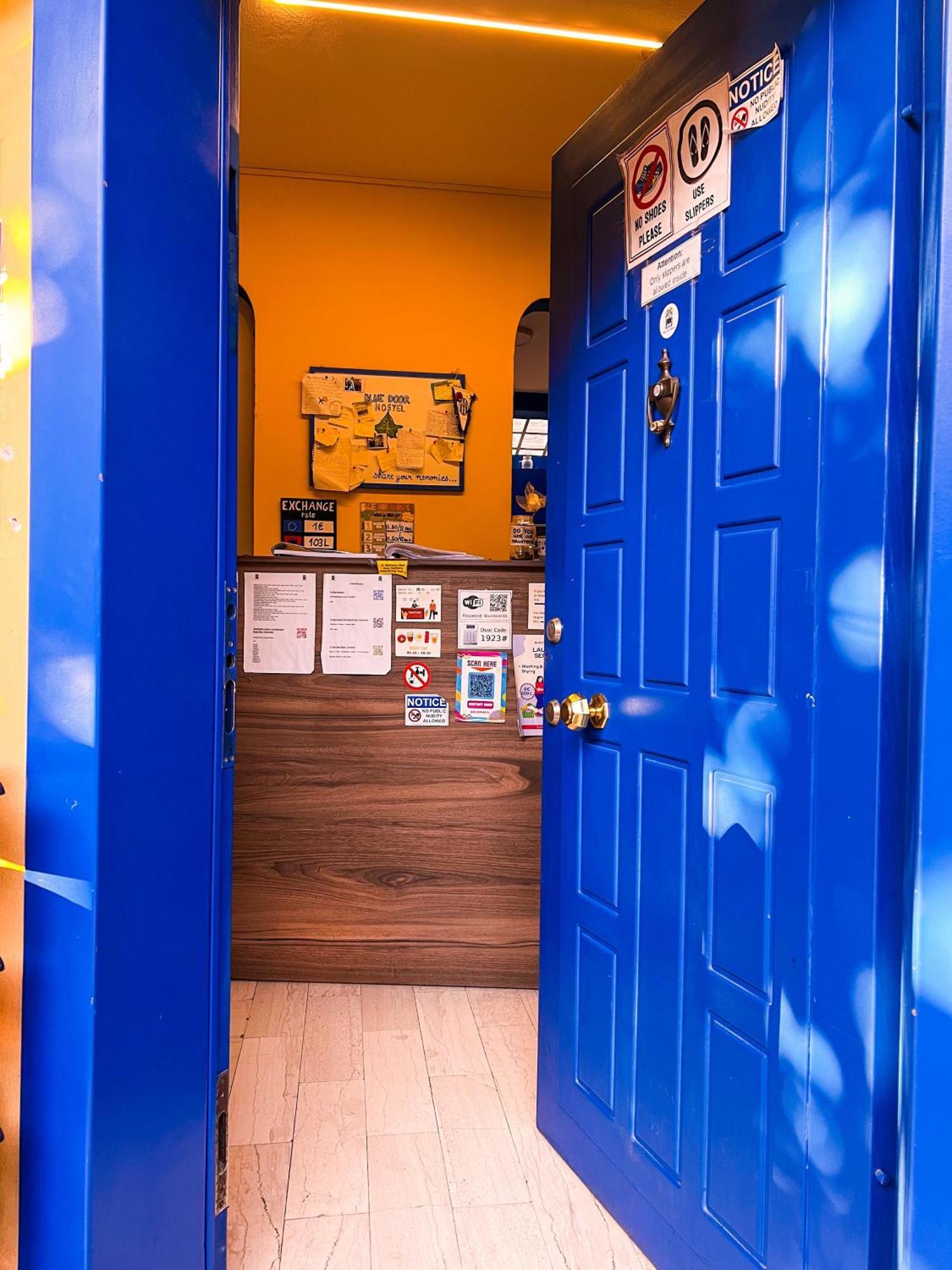 Blue Door Hostel Tirana Buitenkant foto