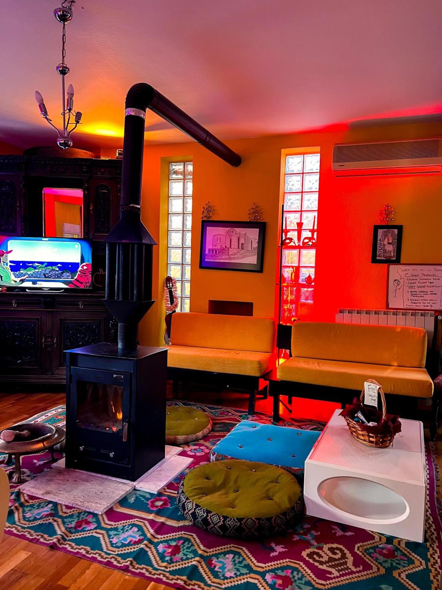 Blue Door Hostel Tirana Buitenkant foto